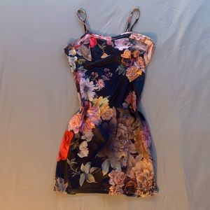 Medium Shein floral dress, in perfect condition, never worn. adjustable straps.